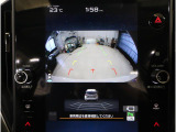 後方映像を11.6インチディスプレイに表示し、ステアリング連動ガイドラインが駐車をサポート。さらに後退時はリヤ4センサーが障害物を検知し、必要に応じてブレーキが作動します。