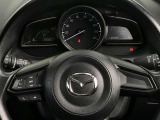 【ステアリングスイッチ】ステアリングスイッチは運転姿勢や視線を崩さずに操作が可能です。左側にはオーディオ類があります。