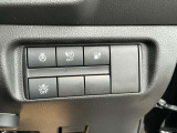エマージェンシーブレーキ解除スイッチとステアリングヒータースイッチです。