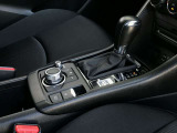 運転席に座った瞬間から走りの高揚感を高めるコクピットデザイン。手元で直感的に操作できるスイッチ類と視認性に優れたメーター配置で、人と車の一体感(人馬一体)を演出する上質な運転空間です。