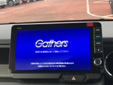 高精細なディスプレイが、ドライブをより快適に。直感的な操作性で、スムーズな目的地設定やオーディオ操作が可能です。情報満載の画面で安心です。