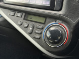【オートエアコン】一度お好みの温度に設定すれば、車内の温度を検知し風量や温度を自動で調整。暑い&hellip;寒い&hellip;と何度もスイッチ操作をする必要はありません。快適な車内空間には必須の機能ですね♪