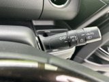 操作しやすい位置に配置されたウインカーレバー。確実な操作感で、安全な車線変更をサポートします。運転の信頼性を高めます。