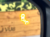 【ブラインドスポットインフォメーション】走行中、ドアミラーの死角になりやすい箇所に後続車が接近するとサイドミラー付近に警告を表示、ドライバーに注意喚起をしてくれます。