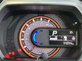 明るいホワイトのドライビングメーター。昼夜問わずとっても見やすいメーターパネルです。