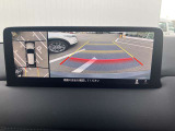 360&deg;ビューモニターでは、両サイドとフロント、バックカメラの合成で、あたかも上空から見下ろした様に周囲を確認して頂けます。駐車場だけでなく、T字路等でも活躍のアイテムです!