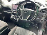 【運転席】座り心地が良いシートなので長時間の運転でも快適にお過ごしいただけます。新品のフロアマットのご注文も可能です。掲載箇所以外にご希望の写真がございましたらお気軽にお問い合わせ下さい。