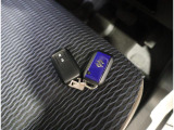 リモコンキーを取り出さなくてもエンジンのON/OFFやドアの開錠・施錠がスイッチ一つで行えるスマートキーです♪