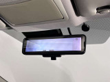 スマートルームミラーで後方の映像がルームミラーで確認できます。
