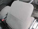 運転席を倒すと地図や仕事の資料などの収納に便利な【シートバックポケット】あり。車検証などもこちらへ♪