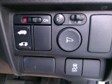 運転席からオートスライドドアの操作ができます。