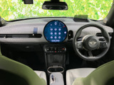 運転席周りもシンプルで使いやすく、直感的な操作が可能です。集中して運転に臨める、快適な環境をご提供します。