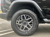 タイヤサイズは25570R18となっております。