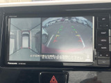 駐車時の安全性を高めるバックモニター。ガイドライン表示で、狭い場所でもスムーズに駐車できます。運転に自信がない方にもおすすめです。
