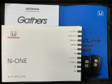 スマートキーは鍵をバッグに入れたままでもドアロックの開閉やエンジンのON・OFFができます。夜間や雨の日も鍵を探さなくて良いので便利です。
