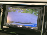 後方確認をサポートするモニターは、安全な運転に欠かせません。狭い場所での駐車も、これなら安心ですね。