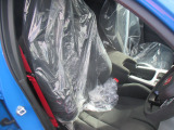 フロントシートのお写真です。 広い足元と、ゆったり座れるシートは長時間の運転でも疲れにくくなっております♪