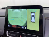 パノラミックビューモニターを装備。駐車場や交差点でクルマを真上から見るように周囲を確認できます。機能の詳細は販売店スタッフまでおたずねください。