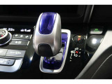 インパネシフトだから視線の移動も少なく足元もスッキリ♪運転席もゆったりしているのでゆとりを持ってドライブできますね!