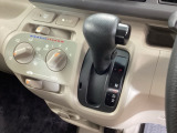 自然に手が届き、操作性の良いインパネシフトに、パーキングブレーキはフットブレーキタイプなので、運転席と助手席の間はすっきりしています。
