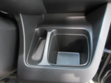 運転席から手の届きやすい位置に、ドリンクホルダーと小銭などを入れて置けるトレイが付いています。