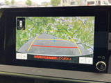 駐車時の安全性を高めるバックモニター。狭い場所でもスムーズな駐車をサポートし、運転に自信を与えてくれます。