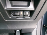 運転席のボンネットオプナーの近くに設置した、目立ちにくい場所でスッポリ収納されているETCを装備です!