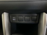 こちらのクルマはUSB接続コネクタも装備されています♪スマホの充電などにお使い下さい。ご旅行中での充電切れも、これなら心配いりませんね!