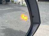 【ブラインドスポットモニター】走行中、ドアミラーの死角になりやすい箇所に後続車が接近するとサイドミラーのレンズに警告を表示!ドライバーに注意喚起をしてくれます。