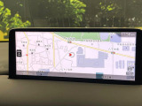 【10.25インチマツダコネクト】車内の雰囲気にマッチした大型ディスプレイ。スマホ接続でのナビ使用やBluetooth再生等、様々な機能が楽しめます。直感的なダイヤル操作が可能で、使い勝手も良好です。