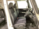 女性でも運転がしやすいように、シートの高さ調整機能(シートリフター)がついています。運転席と助手席の間が空いている為、助手席側への移動がスムーズです。交通量の多い道でも助手席側から乗り降りができます。