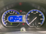 見やすいメーター類で、運転状況を的確に把握できます。デジタル表示で、走行距離や燃費などの情報もひと目で確認可能です。