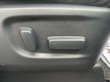 【パワーシート】質感のいいシートを採用されています。スイッチで運転ポジション変えられるのはとっても楽です!ぜひ一度座っていただき体感してください!