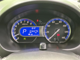 視認性の高いメーターで、速度やエンジン回転数を一目で確認できます。運転に必要な情報を的確に把握し、安全運転をサポートします。