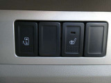 運転席にシートヒーターがついております。寒い日でも座面を温めてくれるスグレモノです!冷え性の女性にオススメの装備です♪
