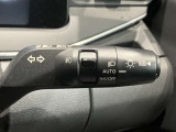 車外の明るさに応じでライトを点灯、消灯してくれるオートライト機能です☆お天気の良い昼間のトンネル走行などオートにしてると便利で安心です☆エンジン停止時にライトの消し忘れも無くなります☆
