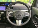インテリアに合わせたデザインのステアリングは、運転される方のことも考え、運転しやすい形状、大きさです。是非一度、実際に触ってお確かめください。