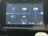 CD/DVDやラジオ、Bluetooth接続など、多彩なソースに対応。お好みの音楽を車内で楽しめます。充実したオーディオ機能で、快適なドライブを。