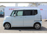左側パワースライドドアを装備しています。リモコン、運転席のスイッチ操作、またはドアハンドルを少し引くだけリアドアの自動開閉が可能です。