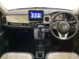 車内は光触媒抗菌消臭施工済です。インパネ周りはスタイリッシュなデザインで機能や装備も充実しています。グローブボックスやカップホルダーのほかにトレーなどたくさんの収納スペースが付いています。