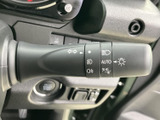 操作しやすい位置に配置されており、直感的に操作できます。安全運転をサポートする頼もしい機能です。