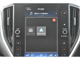 Apple CarPlay/Android Autoに対応しスマートフォンにインストールされているアプリを大画面に表示して使用できるほか、音声認識による操作も可能です。