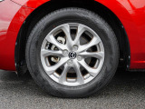 標準装備の純正15インチアルミホイール。タイヤサイズは185/65R15です。