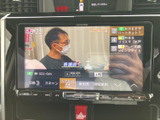 停車中には、地上デジタル放送やワンセグを楽しめます。後部座席での移動時間を、エンターテインメントで快適に過ごせるのが魅力です。