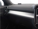 ダッシュボードに収められたアーバングリッド・アルミニウム・パネルが、XC40 Momentumのインテリアにモダンな雰囲気をもたらします。