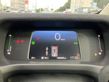 視認性の高いメーター類が、運転に必要な情報を分かりやすく伝えます。洗練されたデザインで、運転するたびに心地よい気分になります。運転に集中できる環境です。
