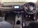 車内は光触媒抗菌消臭施工済です。スタイリッシュなデザインでスポーティなインパネ周りを演出します。グローブボックスやカップホルダーのほかにトレーなどたくさんの収納スペースが付いています。