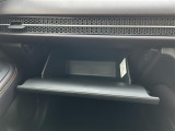 【グローブボックス】大容量のグローブボックスです!!車検証ケース他、日頃使う小物類の収納スペースもたくさんあります!