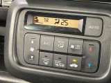【オートエアコン】一度お好みの温度に設定すれば、車内の温度を検知し風量や温度を自動で調整。暑い&hellip;寒い&hellip;と何度もスイッチ操作をする必要はありません。快適な車内空間には必須の機能ですね♪
