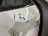 【ブラインドスポットモニター】走行中、ドアミラーの死角になりやすい箇所に後続車が接近するとサイドミラーのレンズに警告を表示!ドライバーに注意喚起をしてくれます。